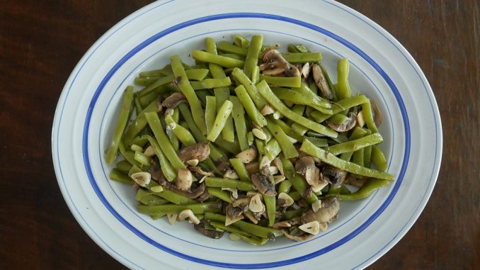 Judías verdes con soja y almendras. Receta de cocina fácil